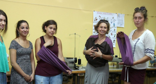 Μια ομάδα κοριτσιών φτιάχνει μάρσιπους για τους πρόσφυγες που κουβαλούν παιδιά | Stories